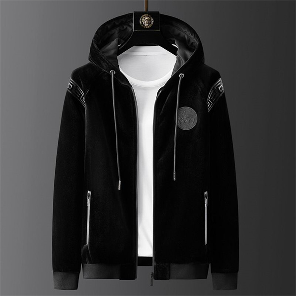 洗練スタイル VERSACE コピー セットアップ エンボス加工 メデューサ ロゴ ブラック 秋冬仕様 ヴェルサーチ