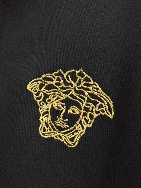 ヴェルサーチ 偽物 セットアップ ゴールド メデューサ ロゴ ファスナー ポケット 実用性抜群 VERSACE