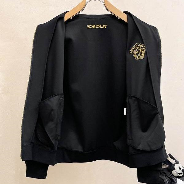 ヴェルサーチ 偽物 セットアップ ゴールド メデューサ ロゴ ファスナー ポケット 実用性抜群 VERSACE