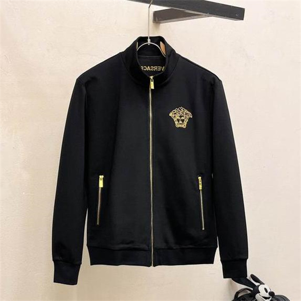 ヴェルサーチ 偽物 セットアップ ゴールド メデューサ ロゴ ファスナー ポケット 実用性抜群 VERSACE