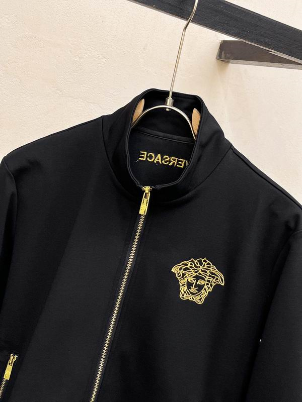 ヴェルサーチ 偽物 セットアップ ゴールド メデューサ ロゴ ファスナー ポケット 実用性抜群 VERSACE