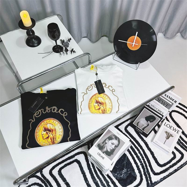 ヴェルサーチ スーパーコピー パーカー メダル風デザイン ゴールド アクセント VERSACE