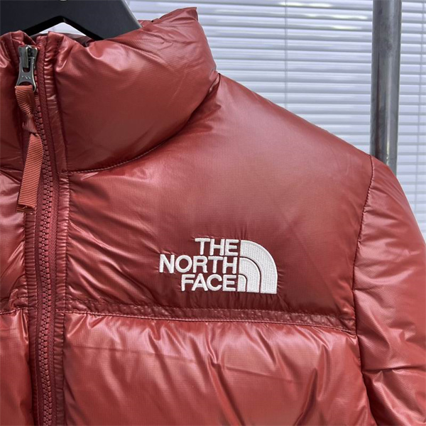 THE NORTH FACE スーパーコピー ダウンジャケット レッド 700フィルパワー ブランドロゴ 刺繍 ノースフェイス