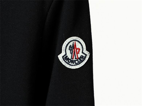 モンクレール 偽物 トレーナー 控えめロゴ ワッペン付き ブラックホワイト展開 MONCLER