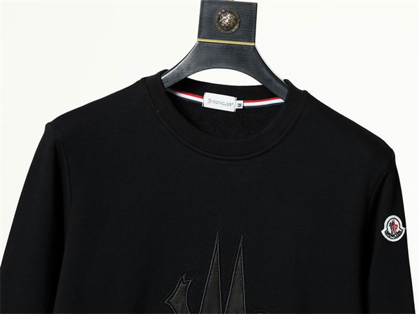 モンクレール 偽物 トレーナー 控えめロゴ ワッペン付き ブラックホワイト展開 MONCLER