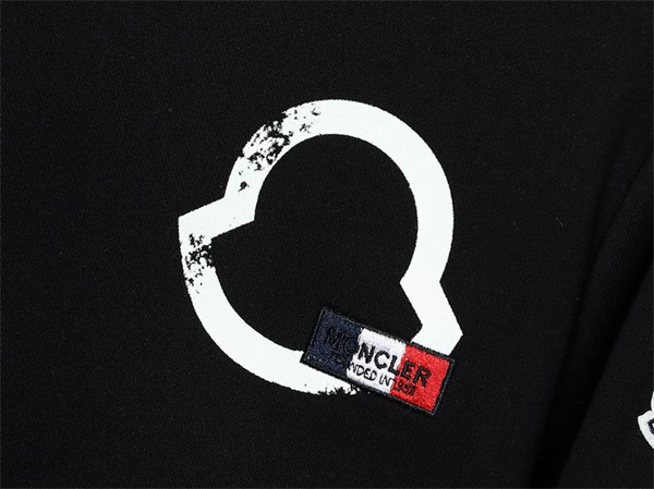 MONCLER コピー トレーナー ロゴかすれデザイン ワッペン付き モダン モンクレール