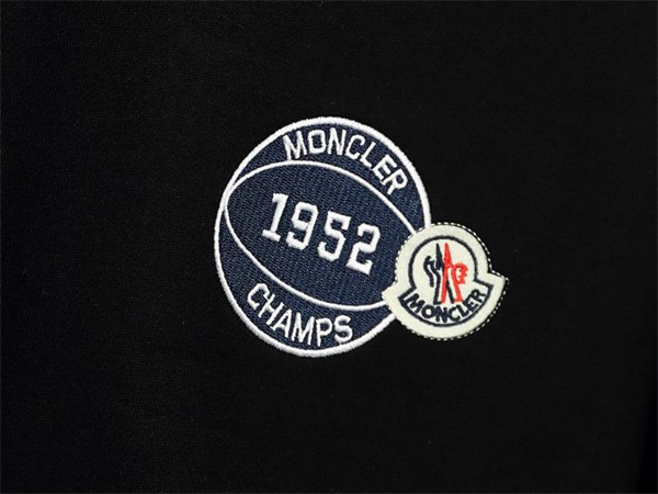 MONCLER 偽物 トレーナー 1952ロゴ 刺繍 クラシック 2色展開 モンクレール