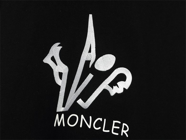 モンクレール コピー トレーナー シルバーロゴデザイン ワッペン付き 洗練 MONCLER