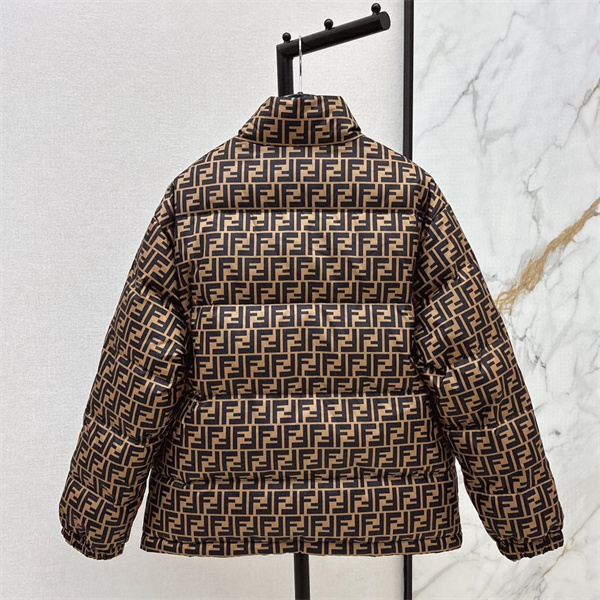 フェンディ コピー ダウンジャケット FFロゴ リバーシブル ストライプ柄 ダークレッド ベージュ FENDI 