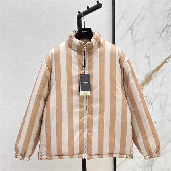 フェンディ コピー ダウンジャケット FFロゴ リバーシブル ストライプ柄 ダークレッド ベージュ FENDI 