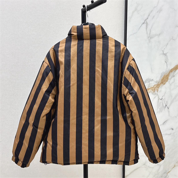 フェンディ コピー ダウンジャケット FFロゴ リバーシブル ストライプ柄 ダークレッド ベージュ FENDI 