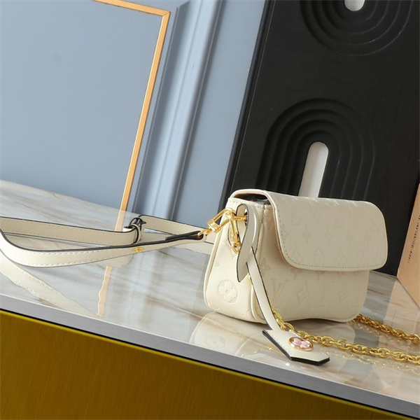 LOUIS VUITTON  コピーショルダーバッグ エンボスモノグラム ホワイトレザー ゴールドチェーン 高級感＆コンパクト
