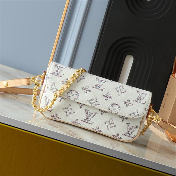 LOUIS VUITTON  コピーショルダーバッグ エンボスモノグラム ホワイトレザー ゴールドチェーン 高級感＆コンパクト