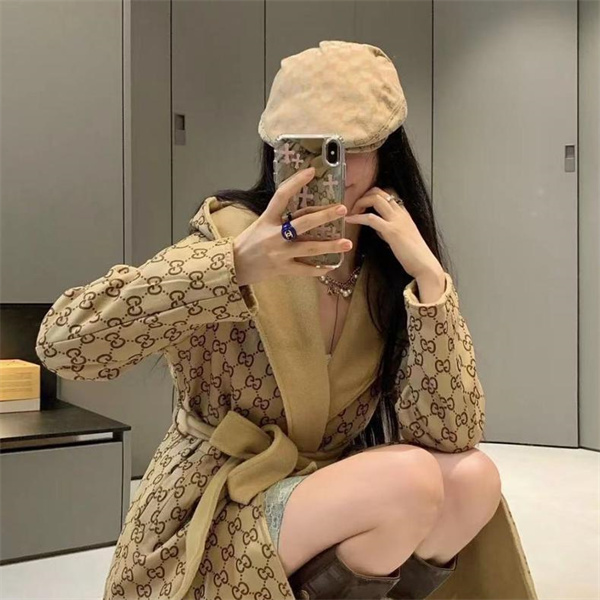 GUCCI コピー コート ベージュ GGモノグラム ベルト付き モダンエレガントデザイン