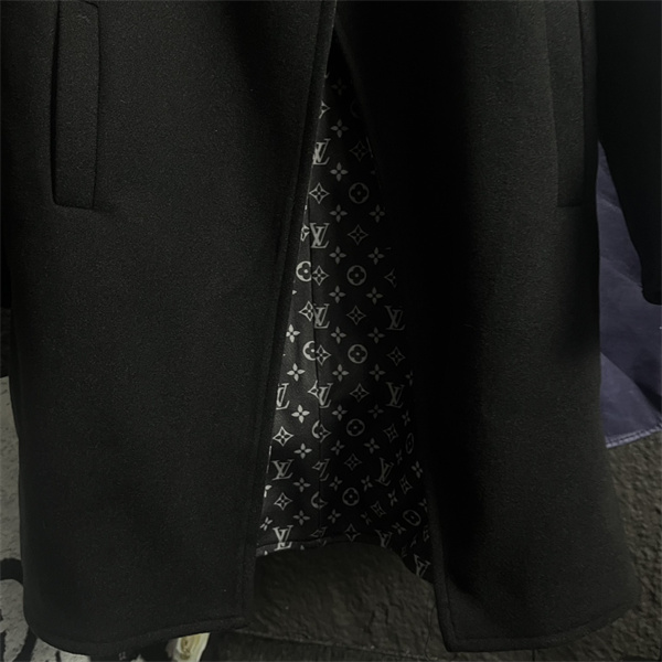 LOUIS VUITTON 偽物 コート ブラック モノグラム裏地 レザーアクセント ルイヴィトン