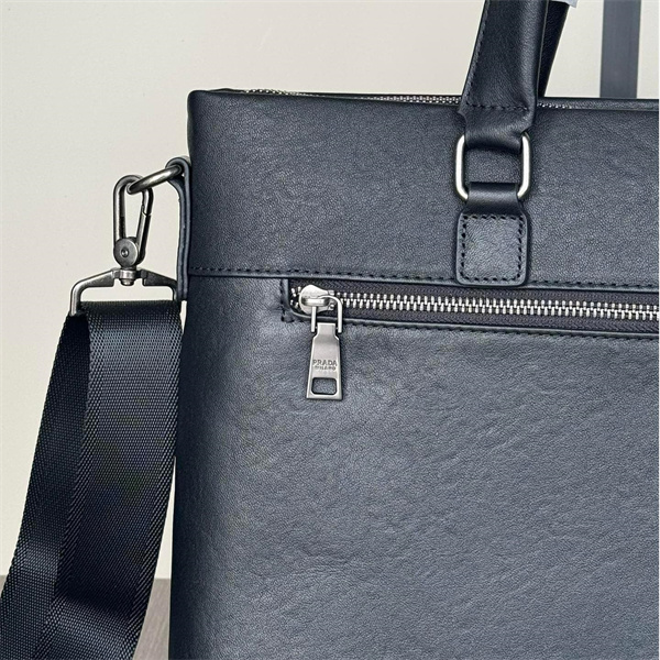 PRADA 偽物 ビジネスバッグ ブラックレザー ジップポケット ショルダーストラップ付き プラダ