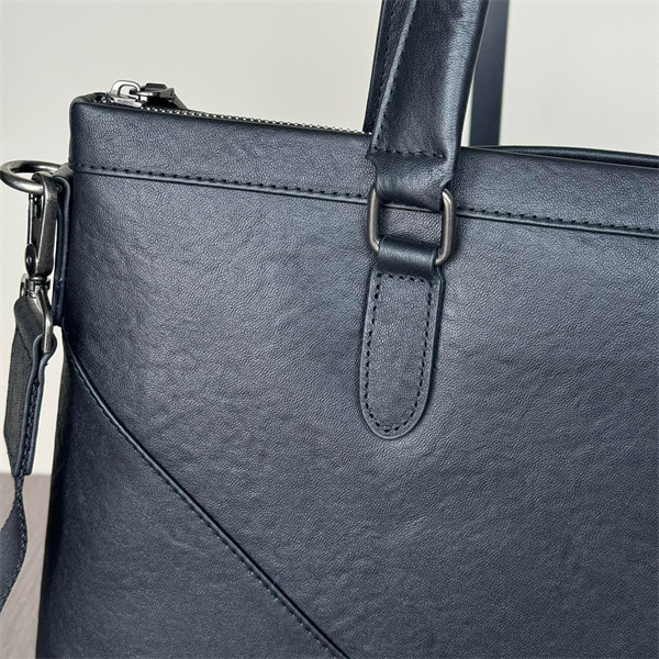 PRADA 偽物 ビジネスバッグ ブラックレザー ジップポケット ショルダーストラップ付き プラダ