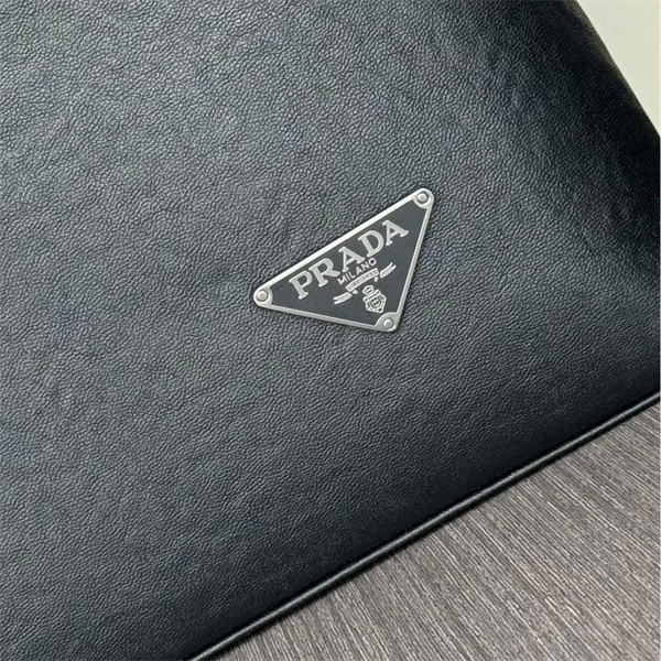 PRADA 偽物 ビジネスバッグ ブラックレザー ジップポケット ショルダーストラップ付き プラダ