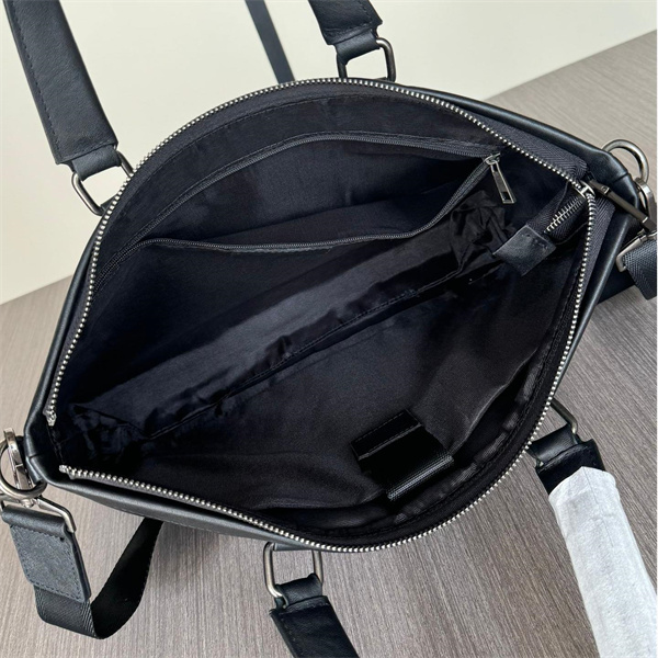 PRADA 偽物 ビジネスバッグ ブラックレザー ジップポケット ショルダーストラップ付き プラダ