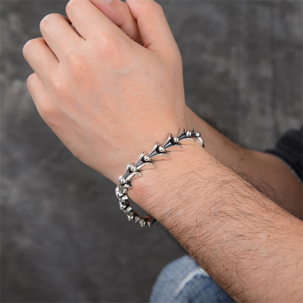 CHROME HEARTS コピー ブレスレット クロスモチーフ 重厚シルバーチェーン デザイン クロムハーツ