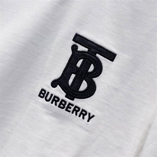 BURBERRY 偽物 トレーナー TBロゴ 刺繍 高級感 ホワイトベース バーバリー