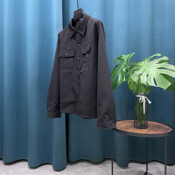PRADA 偽物 ジャケット メタル 三角形ロゴ フラップポケット 上品 デザイン プラダ
