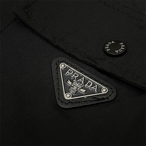 PRADA 偽物 ジャケット メタル 三角形ロゴ フラップポケット 上品 デザイン プラダ