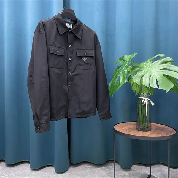 PRADA 偽物 ジャケット メタル 三角形ロゴ フラップポケット 上品 デザイン プラダ