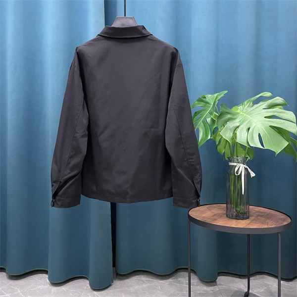 PRADA 偽物 ジャケット メタル 三角形ロゴ フラップポケット 上品 デザイン プラダ