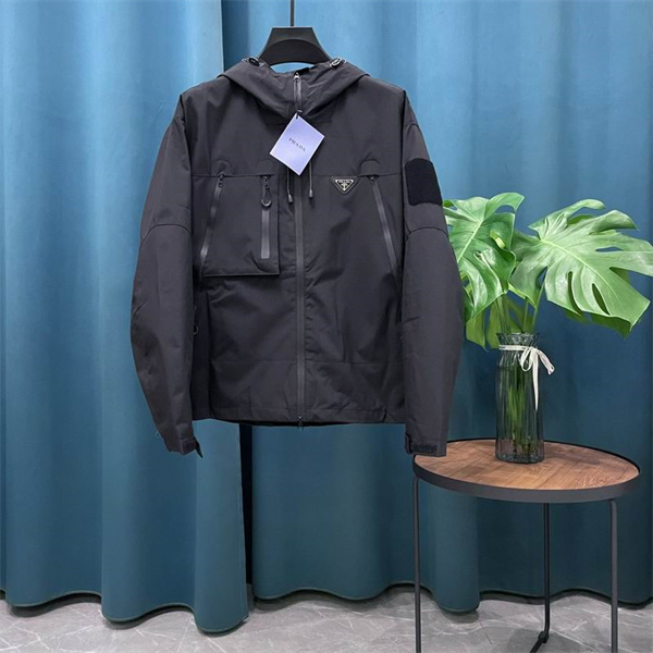 プラダ スーパーコピー ジャケット 三角ロゴ 耐水ポケット モダンデザイン PRADA