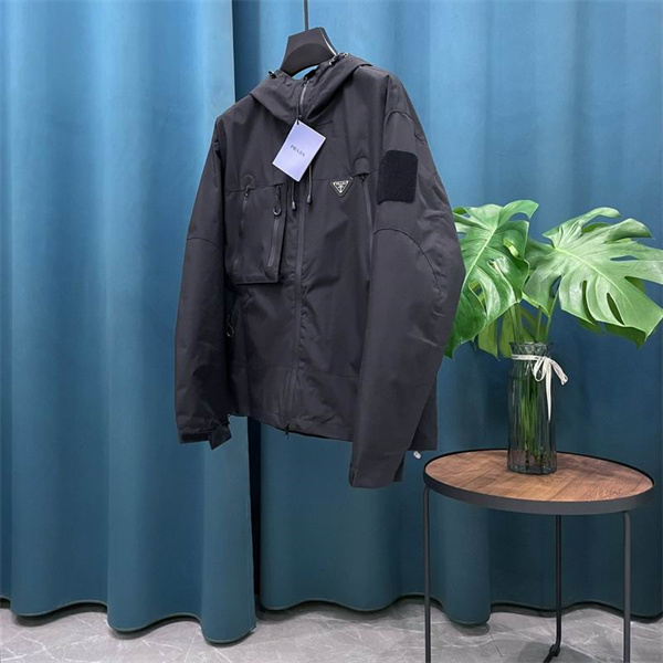 プラダ スーパーコピー ジャケット 三角ロゴ 耐水ポケット モダンデザイン PRADA