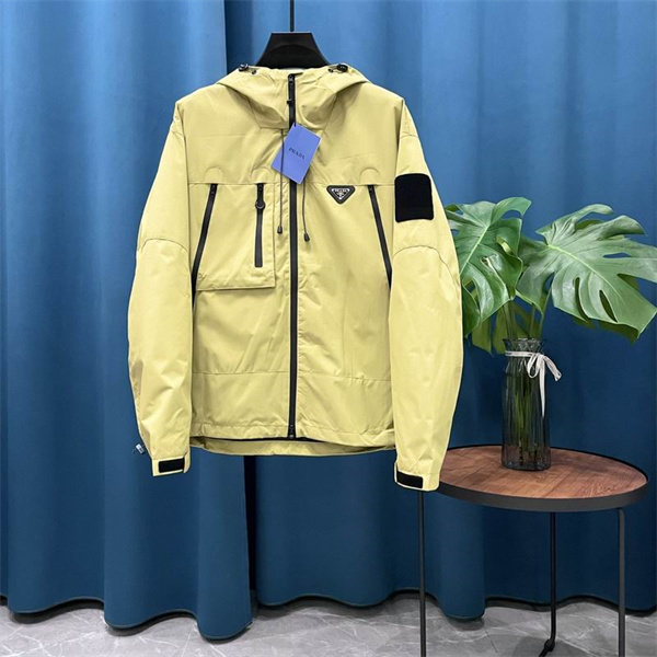 プラダ スーパーコピー ジャケット 三角ロゴ 耐水ポケット モダンデザイン PRADA