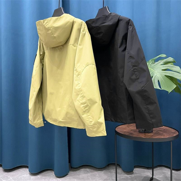 プラダ スーパーコピー ジャケット 三角ロゴ 耐水ポケット モダンデザイン PRADA
