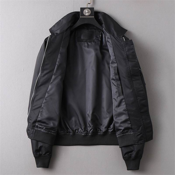 プラダ コピー ジャケット シルバーバックル レザー ロゴ ポケット 高級感 PRADA