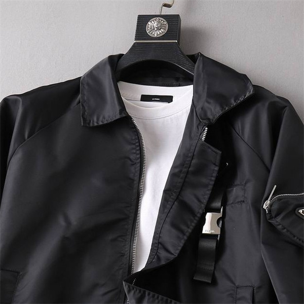 プラダ コピー ジャケット シルバーバックル レザー ロゴ ポケット 高級感 PRADA