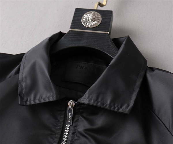 プラダ コピー ジャケット シルバーバックル レザー ロゴ ポケット 高級感 PRADA