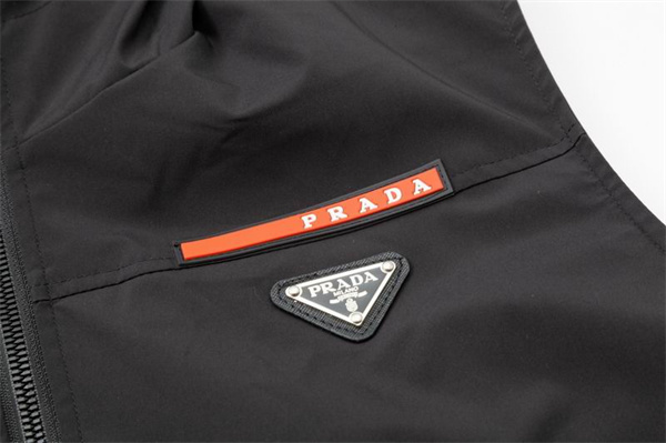 PRADA スーパーコピー ベスト フード付き 三角 赤ロゴライン 2色展開 プラダ