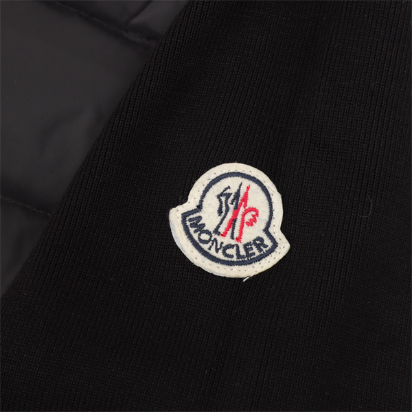 モンクレール コピー ダウンジャケット ニットスリーブ キルティングパネル ロゴパッチ MONCLER