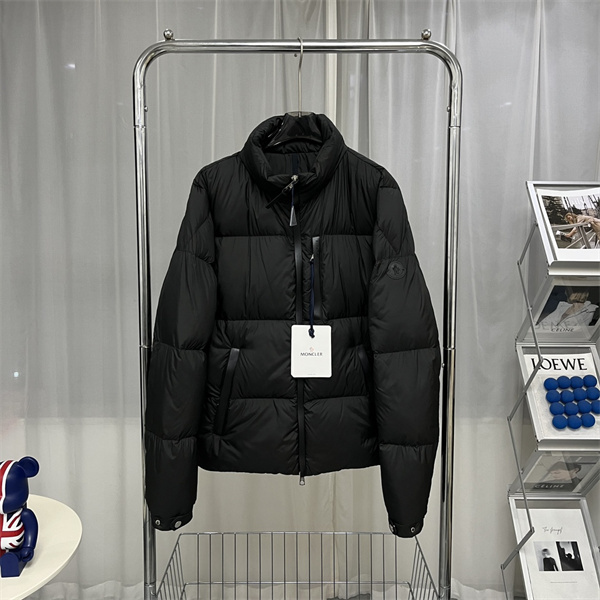 MONCLER コピー ダウンジャケット フロントジップ レザー引手 カーキ 保温 モンクレール 