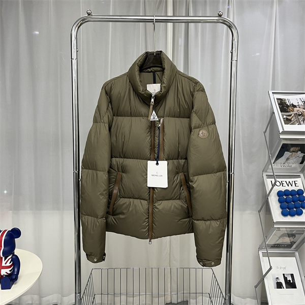 MONCLER コピー ダウンジャケット フロントジップ レザー引手 カーキ 保温 モンクレール 