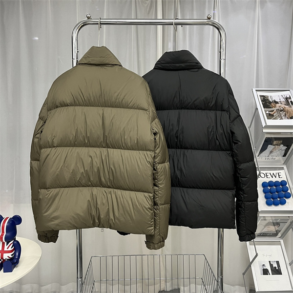 MONCLER コピー ダウンジャケット フロントジップ レザー引手 カーキ 保温 モンクレール 