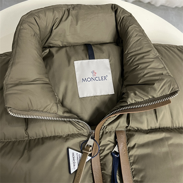 MONCLER コピー ダウンジャケット フロントジップ レザー引手 カーキ 保温 モンクレール 