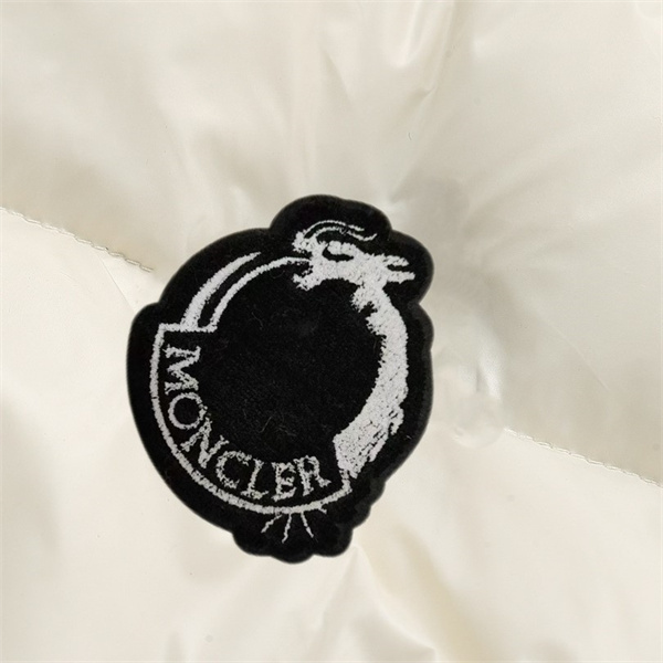 モンクレール 偽物 ダウンジャケット 取り外し可能フード ホワイト ブラック ロゴ MONCLER 