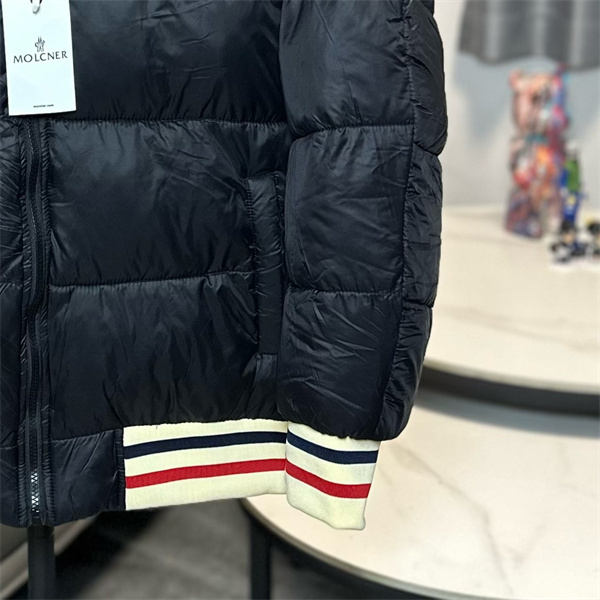 MONCLER スーパーコピー ダウンジャケット リブ襟 ライン入り 光沢ブラック スポーティ モンクレール