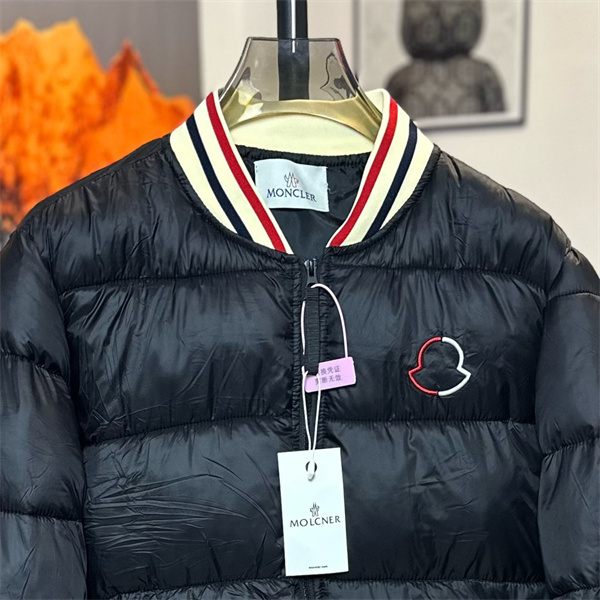MONCLER スーパーコピー ダウンジャケット リブ襟 ライン入り 光沢ブラック スポーティ モンクレール