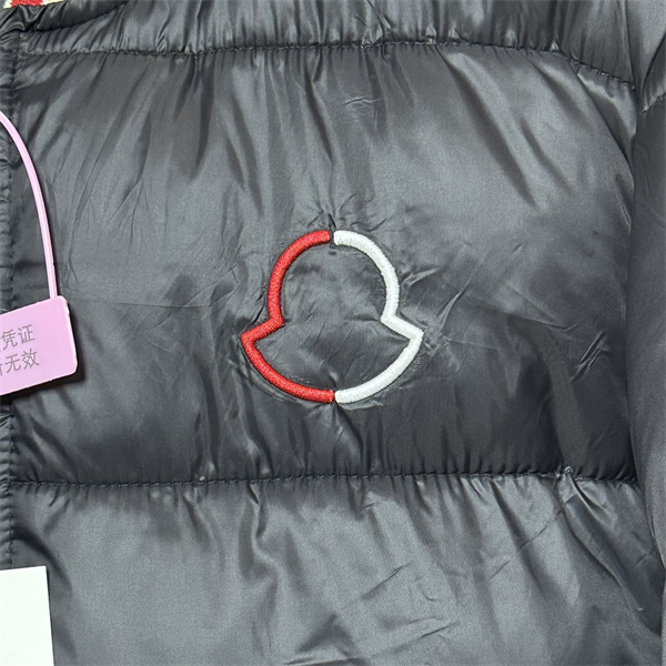 MONCLER スーパーコピー ダウンジャケット リブ襟 ライン入り 光沢ブラック スポーティ モンクレール
