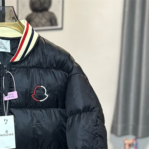 MONCLER スーパーコピー ダウンジャケット リブ襟 ライン入り 光沢ブラック スポーティ モンクレール