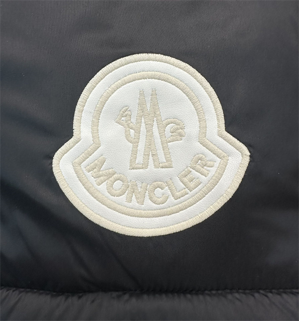 MONCLER 偽物 中綿ジャケット フード付き 大ロゴ刺繍 防寒性 モンクレール 
