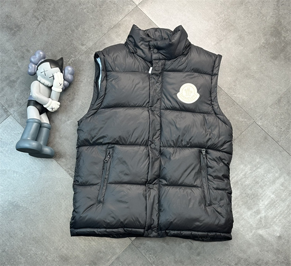 MONCLER 偽物 中綿ジャケット フード付き 大ロゴ刺繍 防寒性 モンクレール 