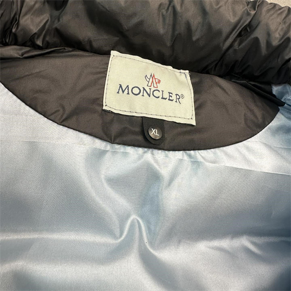 MONCLER 偽物 中綿ジャケット フード付き 大ロゴ刺繍 防寒性 モンクレール 